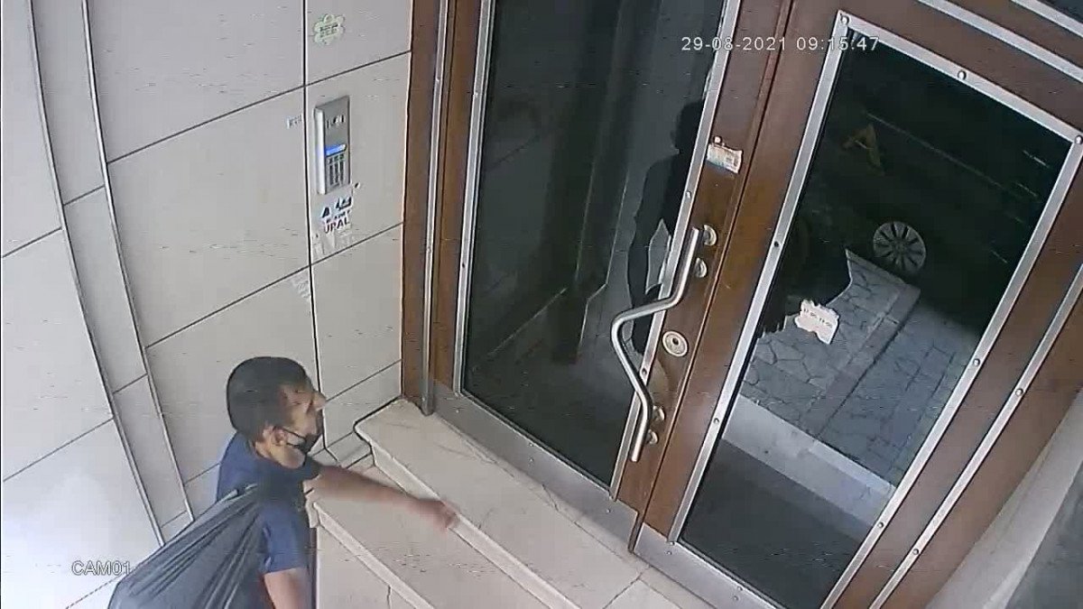 Sultangazi’de, apartmana giren hırsız ayakkabıları topladı #3