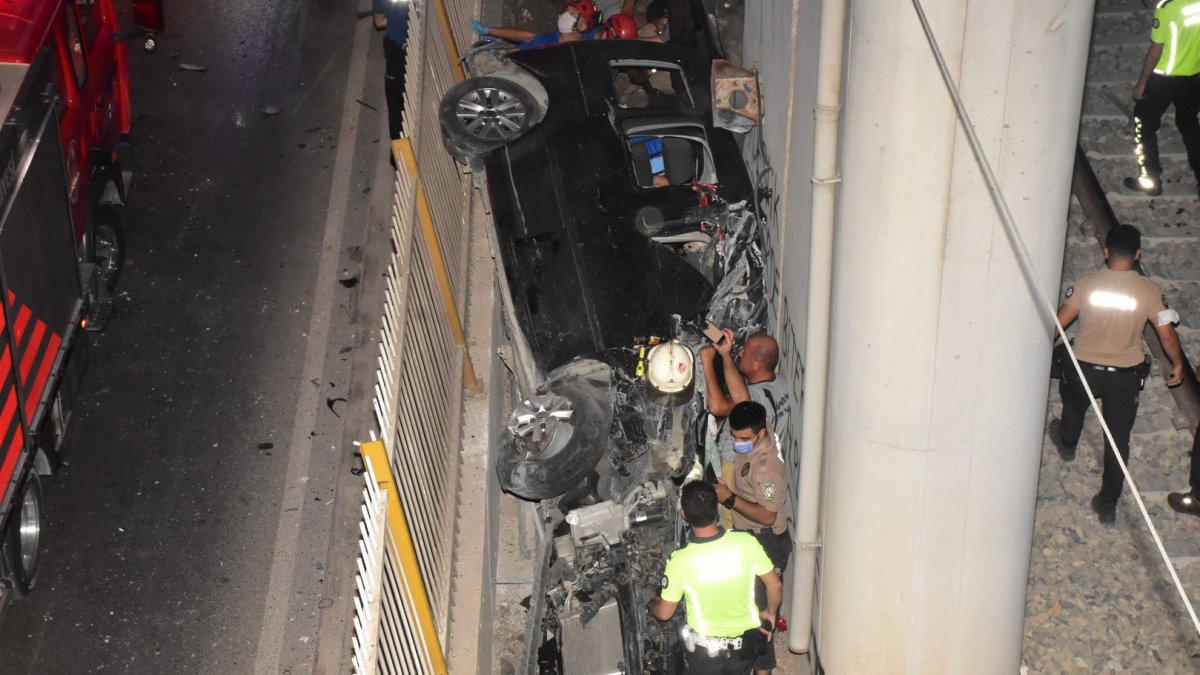 İzmir'de aşırı hızlı araç viyadükten tren yoluna uçtu: 1 ölü, 5 yaralı