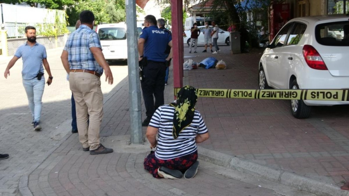 Antalya da alışverişten dönerken yere yığılan adam hayatını kaybetii #1