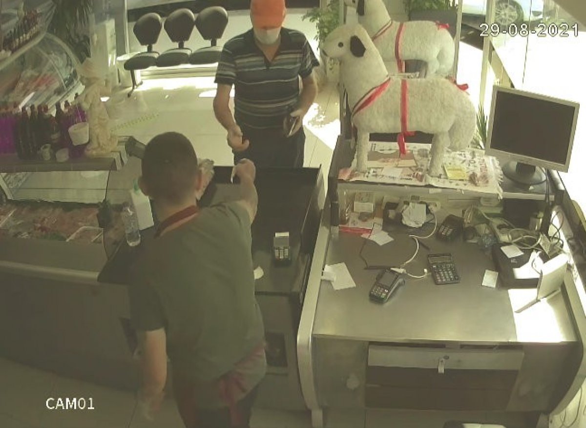 Antalya da alışverişten dönerken yere yığılan adam hayatını kaybetii #13