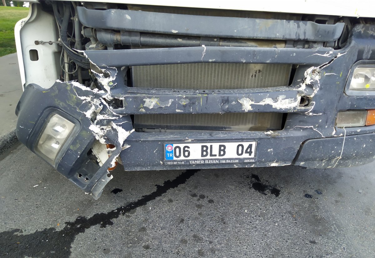 Avcılar’da, İETT otobüsüne hafriyat kamyonu çarptı  #1