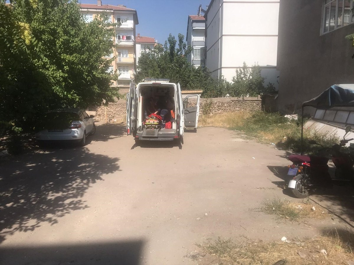 Aksaray’da çarşafla pencereden inen genç kız, kömürlüğe düştü #4