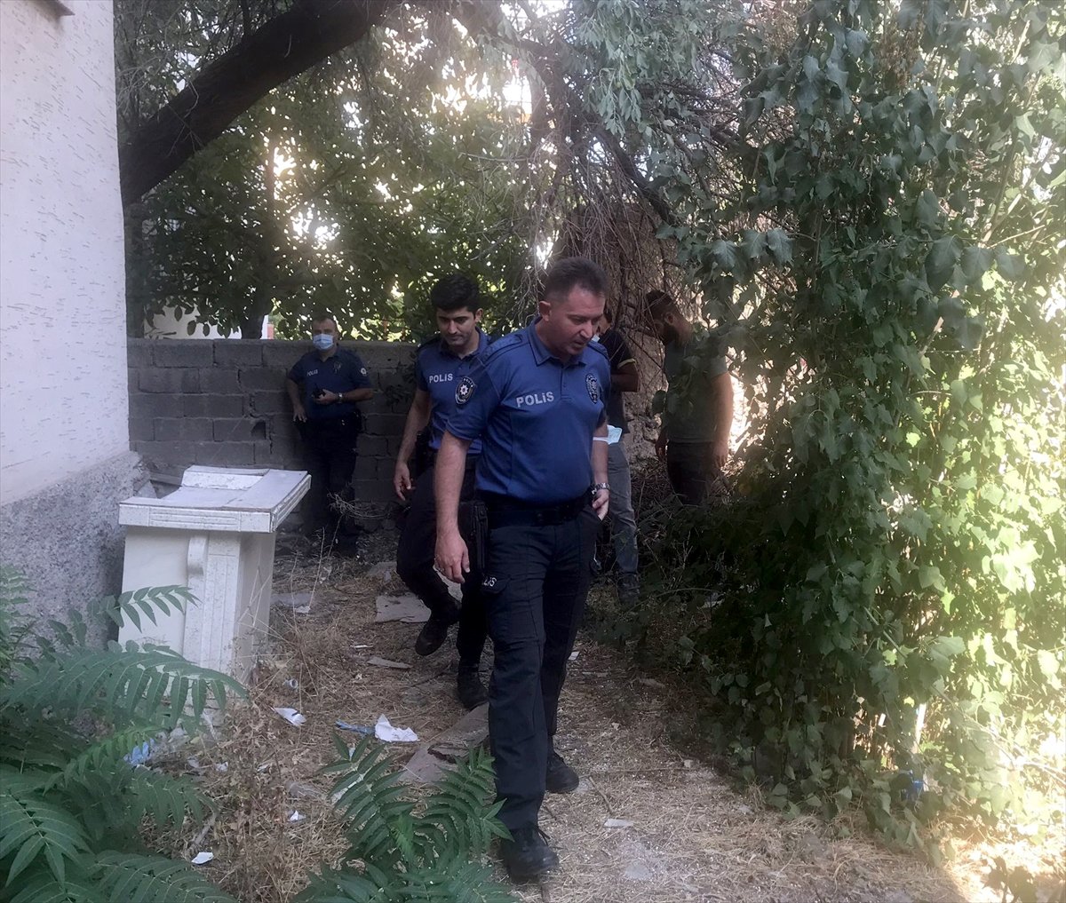 Aksaray’da çarşafla pencereden inen genç kız, kömürlüğe düştü #3