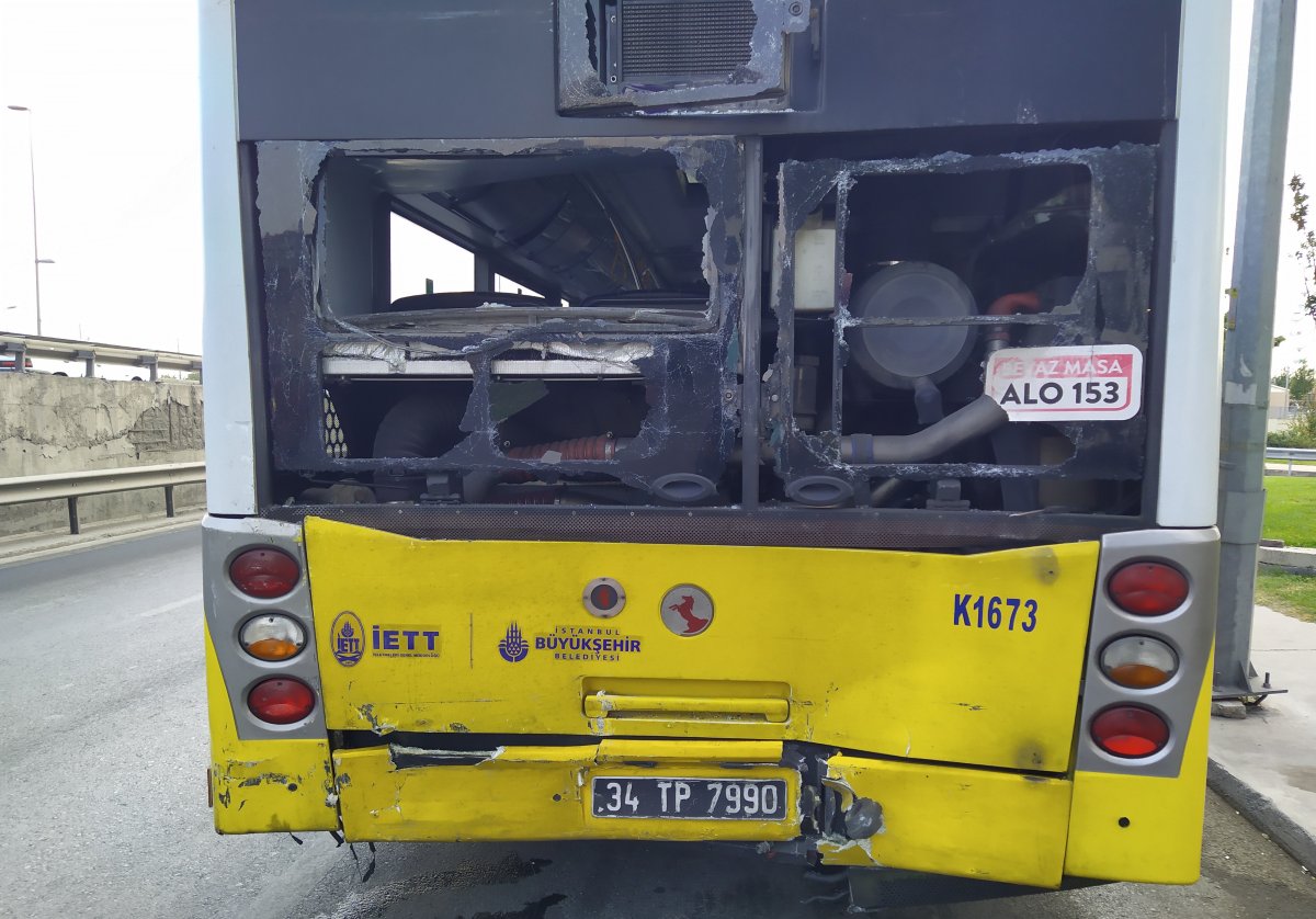 Avcılar’da, İETT otobüsüne hafriyat kamyonu çarptı  #5
