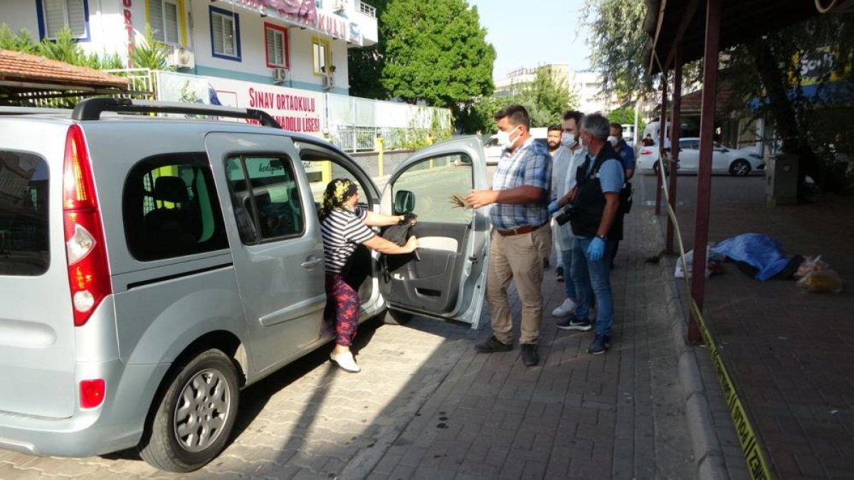 Antalya da alışverişten dönerken yere yığılan adam hayatını kaybetii #8