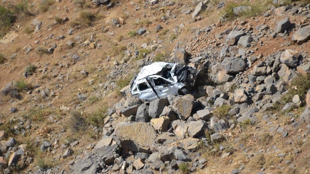 Şırnak’ta otomobil şarampole uçtu: Anne ve oğlu öldü 