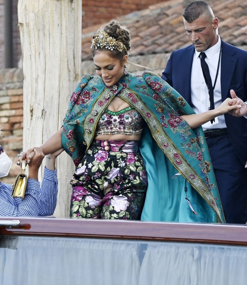 Jennifer Lopez kıyafetindeki fiyat etiketini çıkarmayı unuttu #1