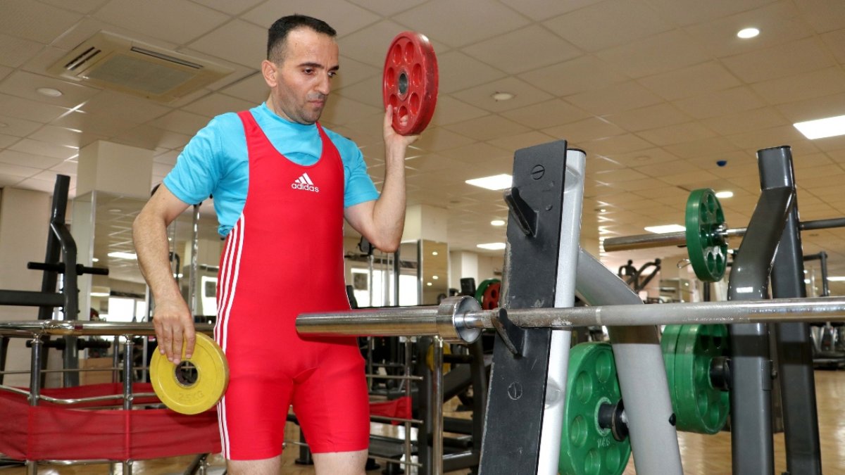Görme engelli sporcu, 12 yıl sonra yeniden başladığı halterde Türkiye Şampiyonu oldu #2