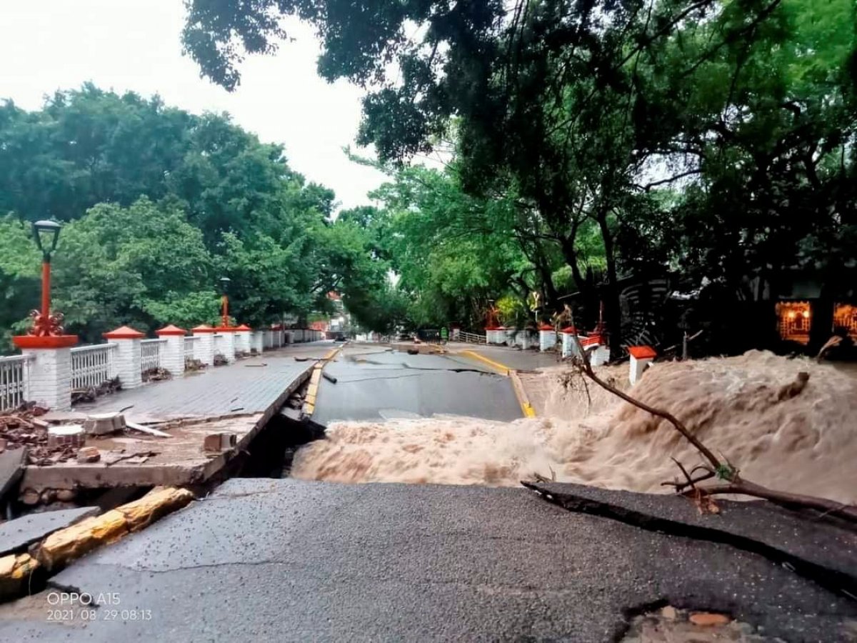 Evler yıkıldı, araçlar sürüklendi #1