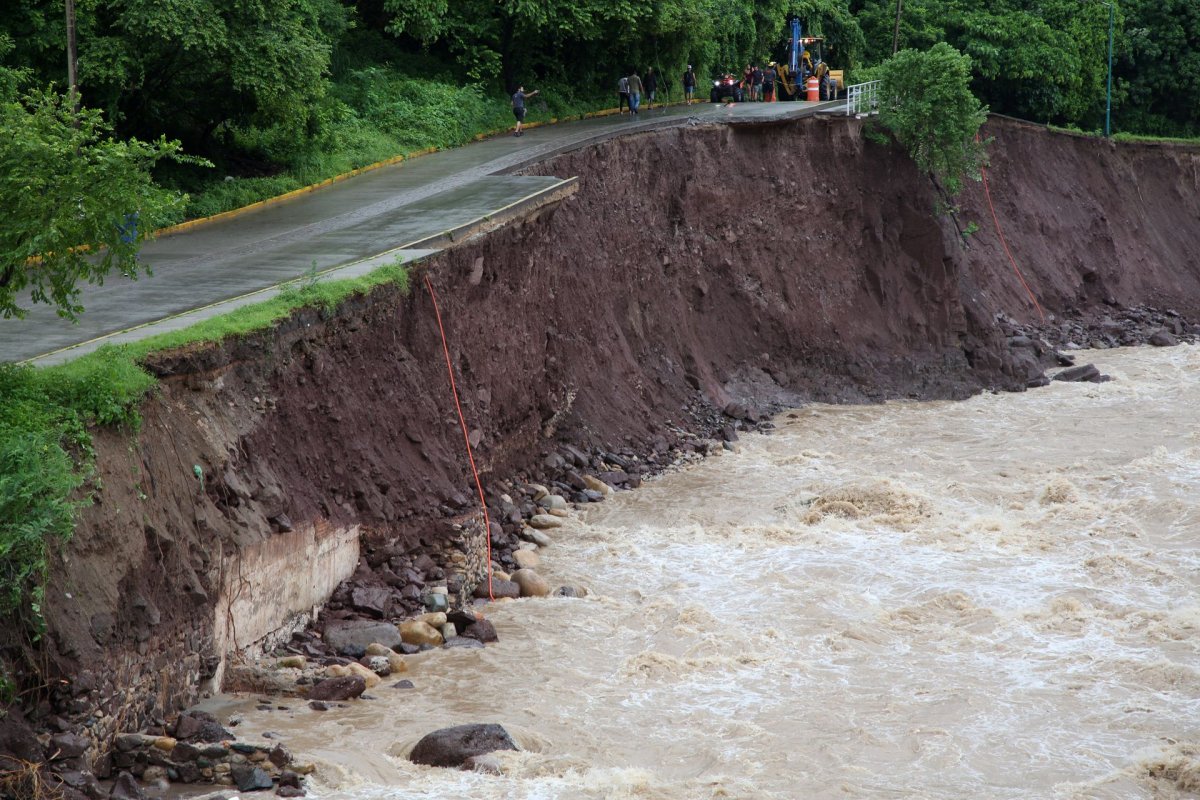 Evler yıkıldı, araçlar sürüklendi #6