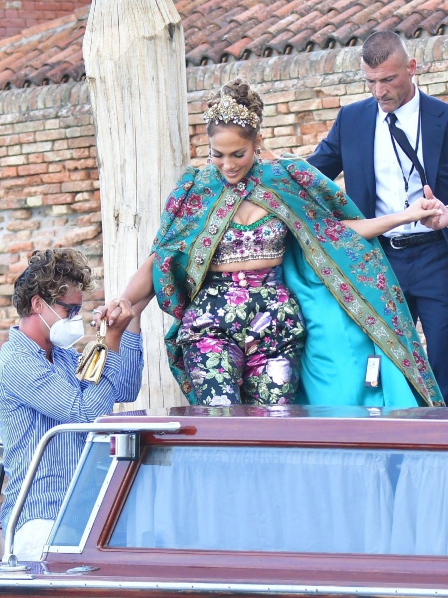 Jennifer Lopez kıyafetindeki fiyat etiketini çıkarmayı unuttu #3