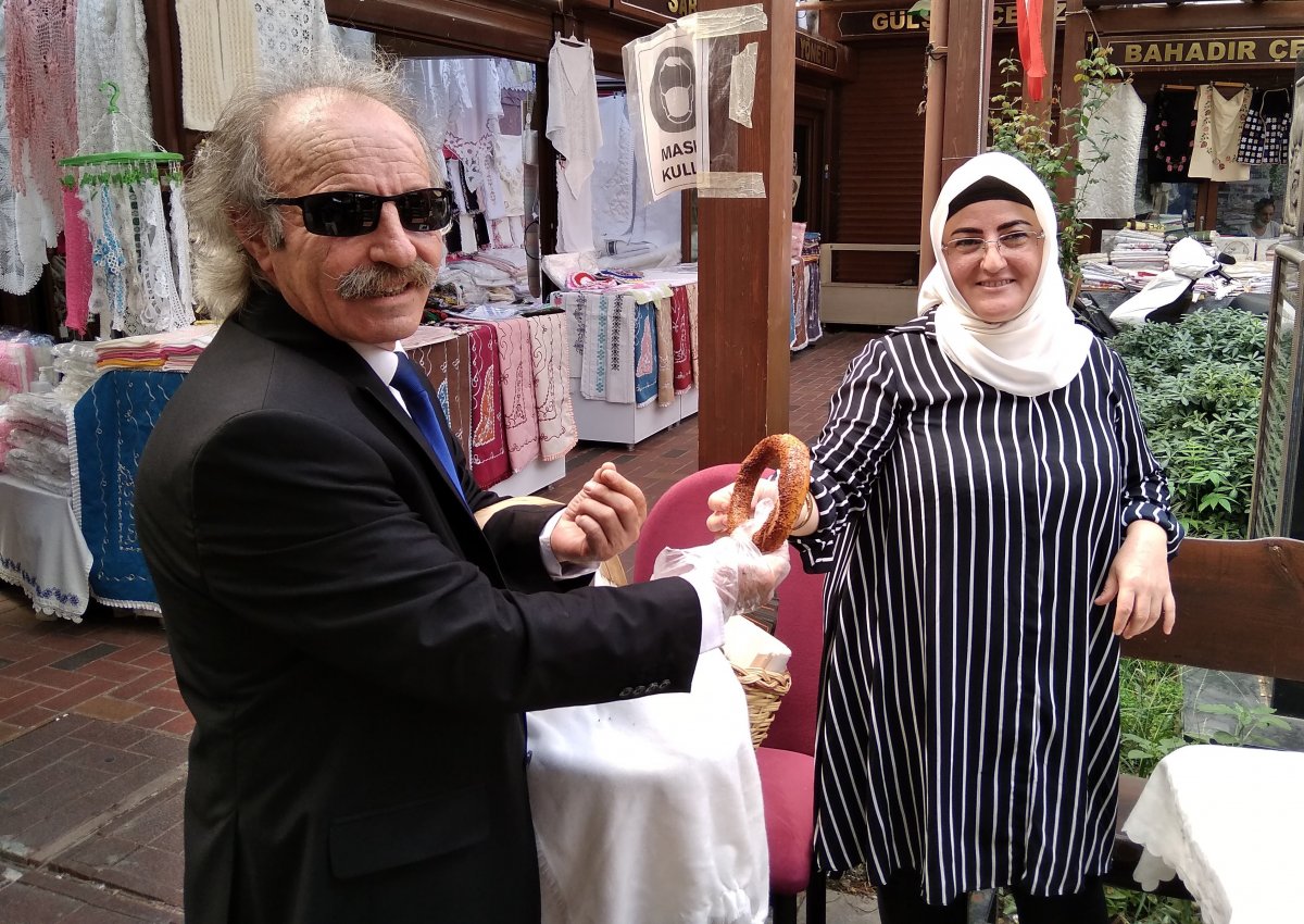 Bursa daki simitçi, takım elbisesi olmadan satışa çıkmıyor #2