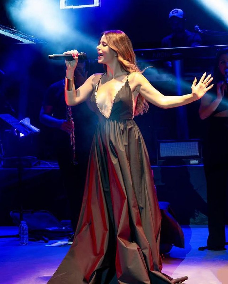 Simge Sağın ın derin dekolteli elbisesi #3