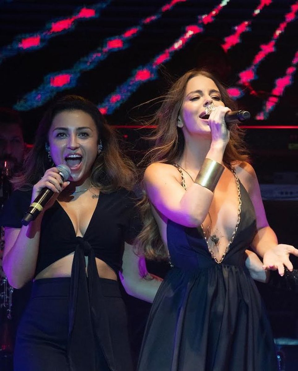 Simge Sağın ın derin dekolteli elbisesi #4