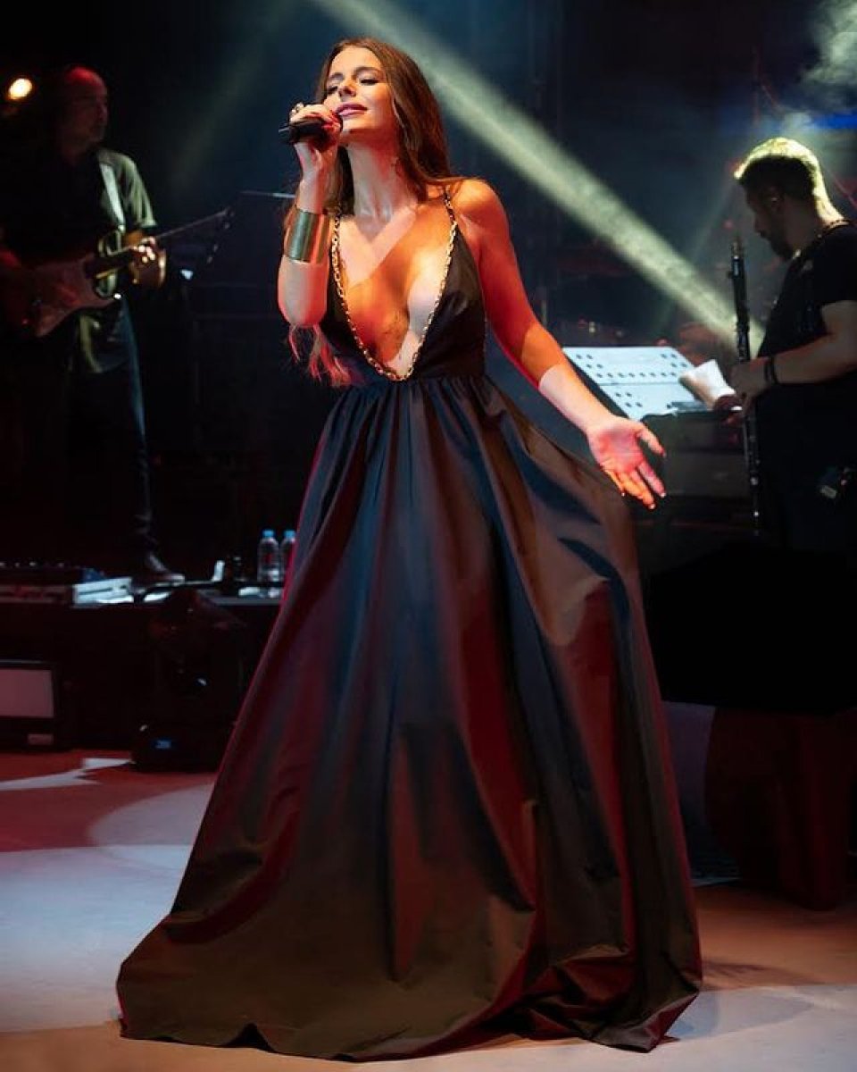 Simge Sağın ın derin dekolteli elbisesi #1