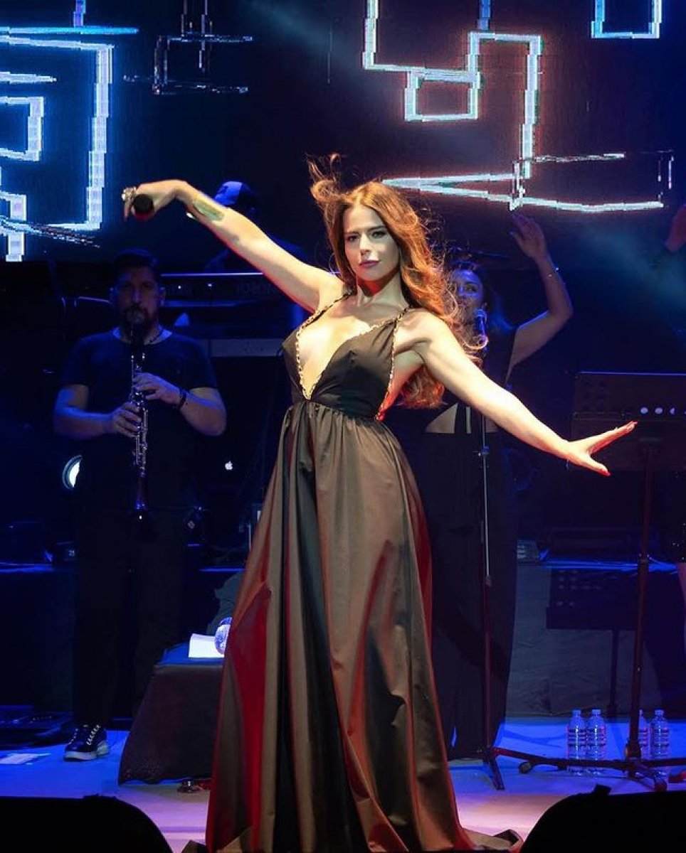 Simge Sağın ın derin dekolteli elbisesi #2