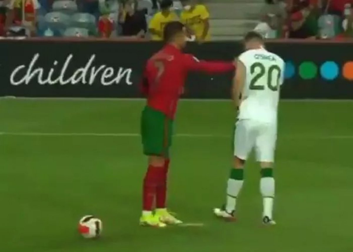 Cristiano Ronaldo rakibine tokat attı #1