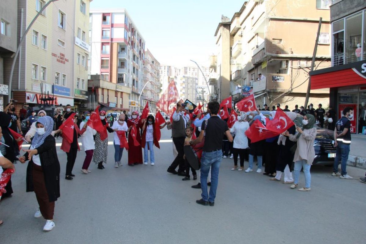 Oğlu terör örgütünden kaçan anne, Türk bayraklarıyla halay çekti #4