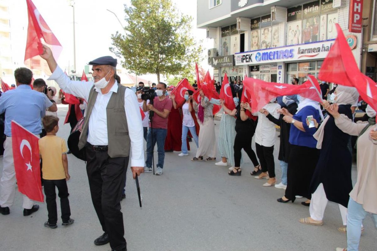 Oğlu terör örgütünden kaçan anne, Türk bayraklarıyla halay çekti #3