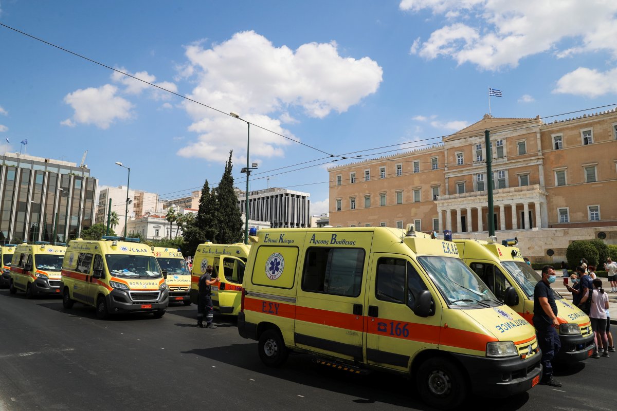 Yunanistan da sağlıkçılar, zorunlu koronavirüs aşısını protesto etti #6