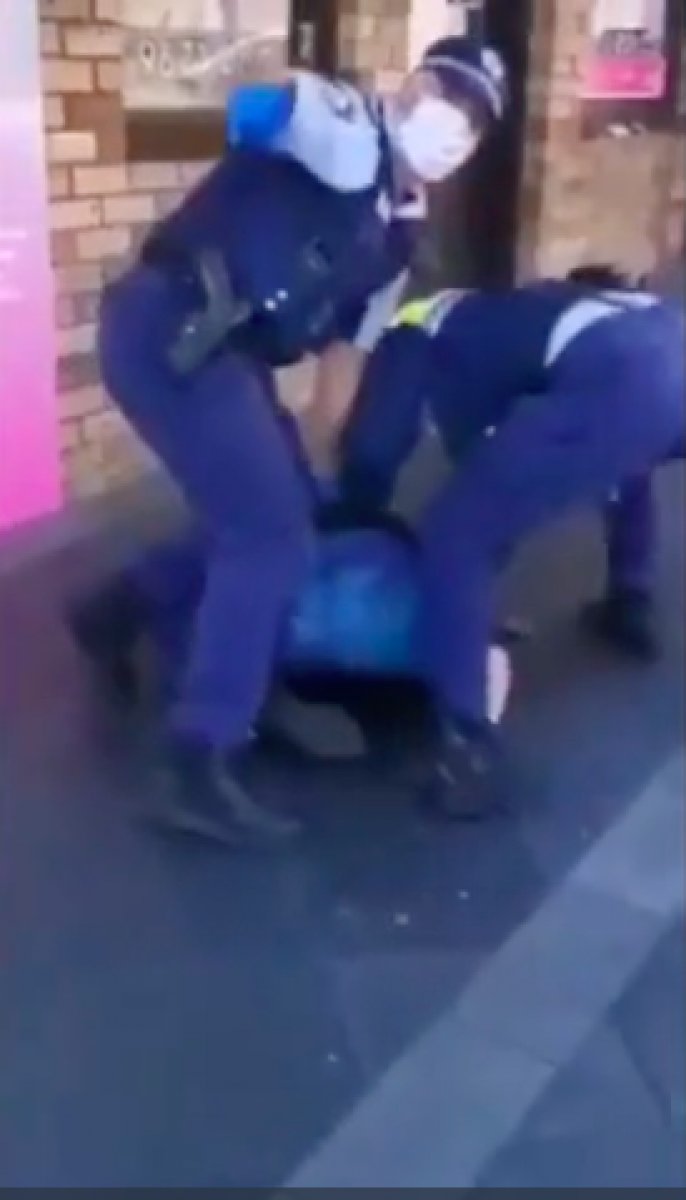 Avustralya da aşı karşıtı protesto yapan kadına polis müdahalesi #2