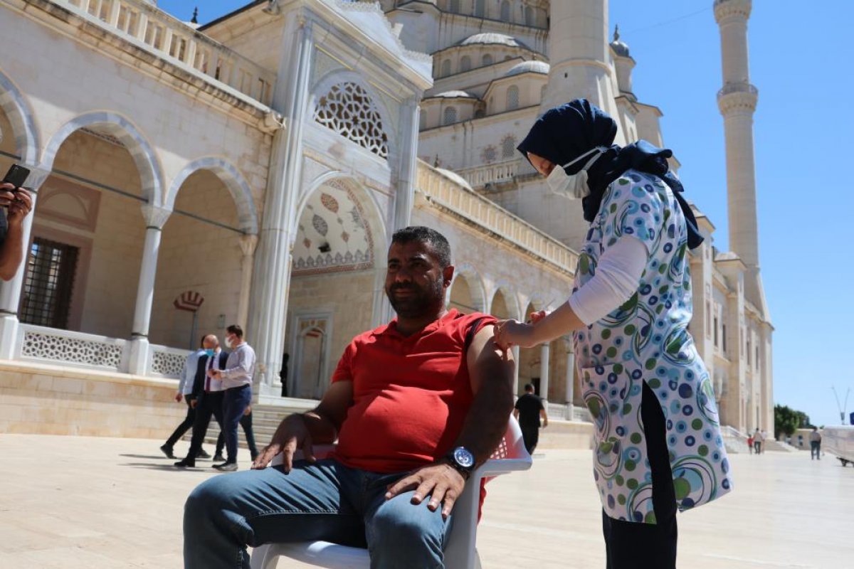 Adana da namazı sonrası, seyyar aşı standında aşılama yapıldı #6