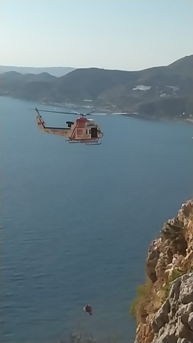Antalya da yamaç paraşütü yaparken kayalığa düşen kişi kurtarıldı #2