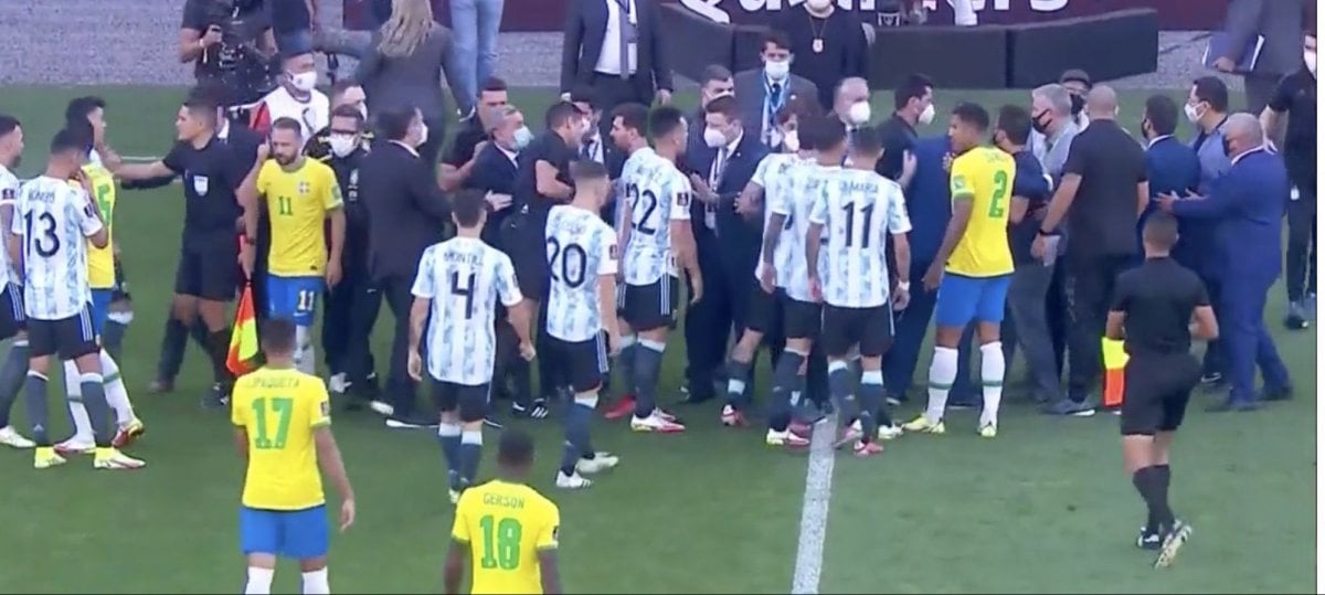 Brezilya maçında Arjantinli futbolcular, sahayı terk etti #2