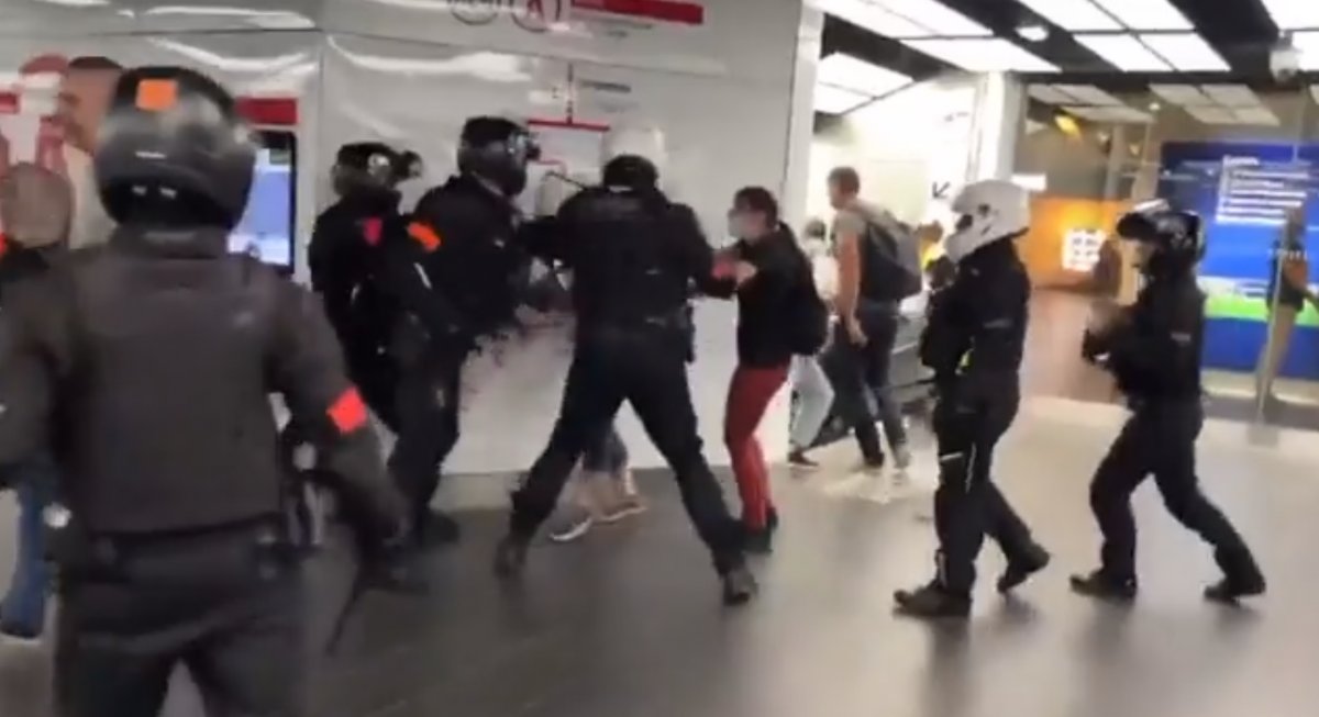 Fransa da aşısız AVM ye giren kişiye onlarca polis müdahale etti #1