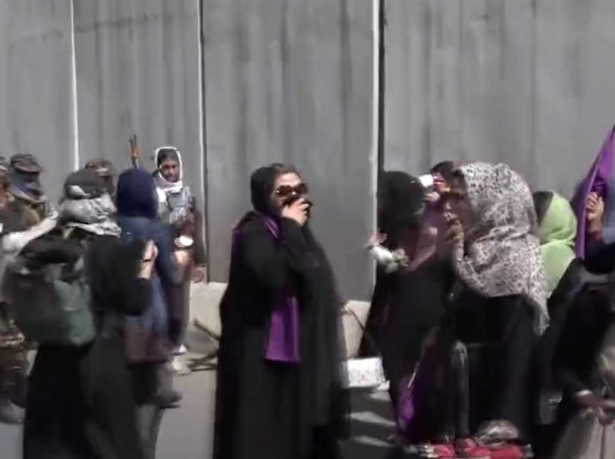 Afganistan da kadınların protestosuna Taliban dan müdahale #1