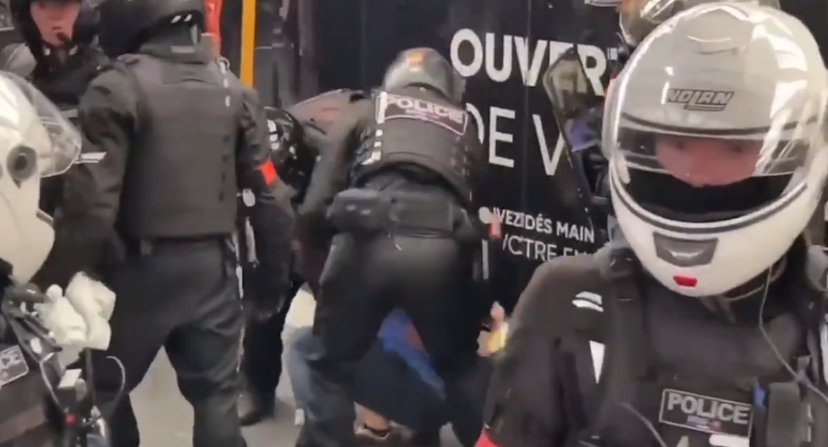 Fransa da aşısız AVM ye giren kişiye onlarca polis müdahale etti #4