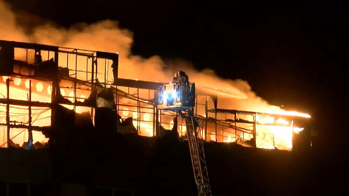 Arnavutköy de fabrikada yangın çıktı #1
