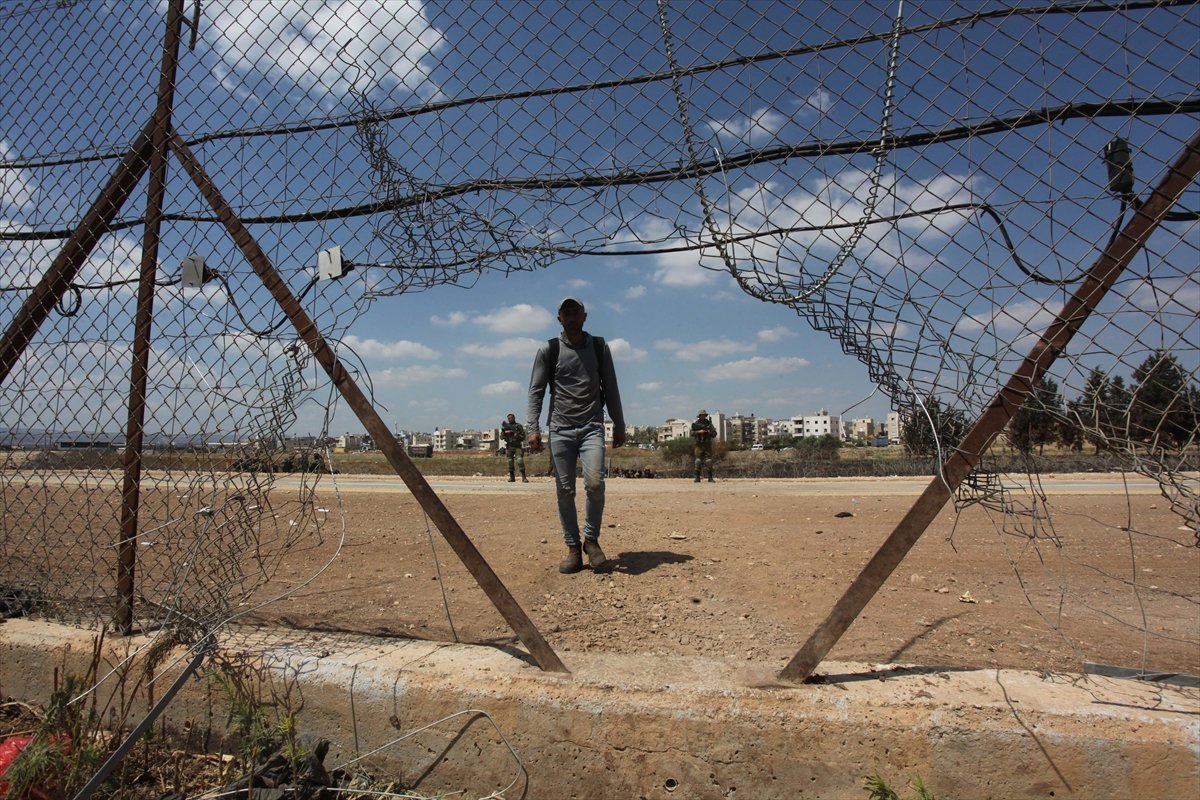 İsrail de 6 Filistinli hapishaneden kaçtıktan sonra, Filistinliler tatlı dağıttı #3