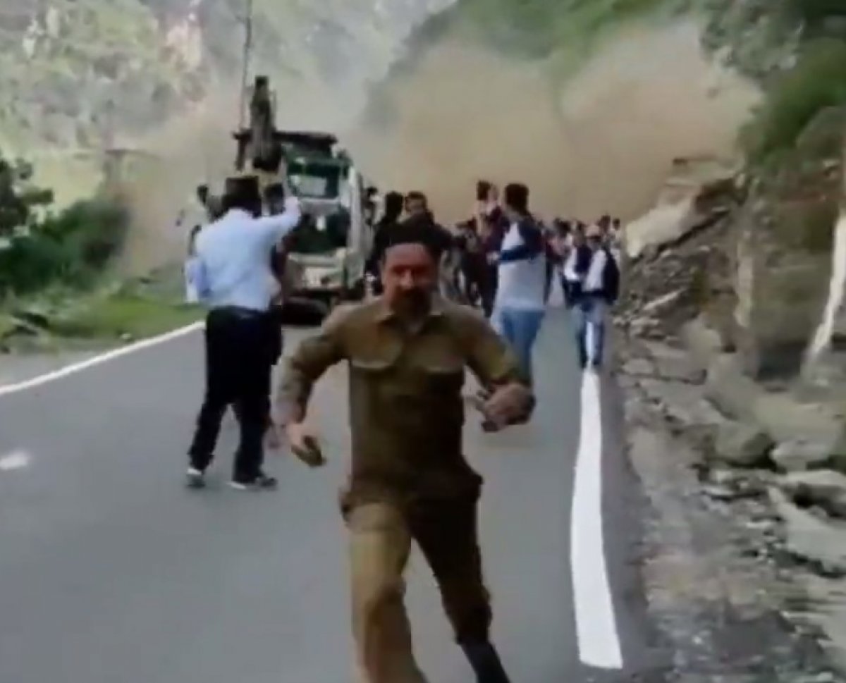 Hindistan da toprak kaymasını görüntülemek isteyen grup, son anda kurtuldu #1