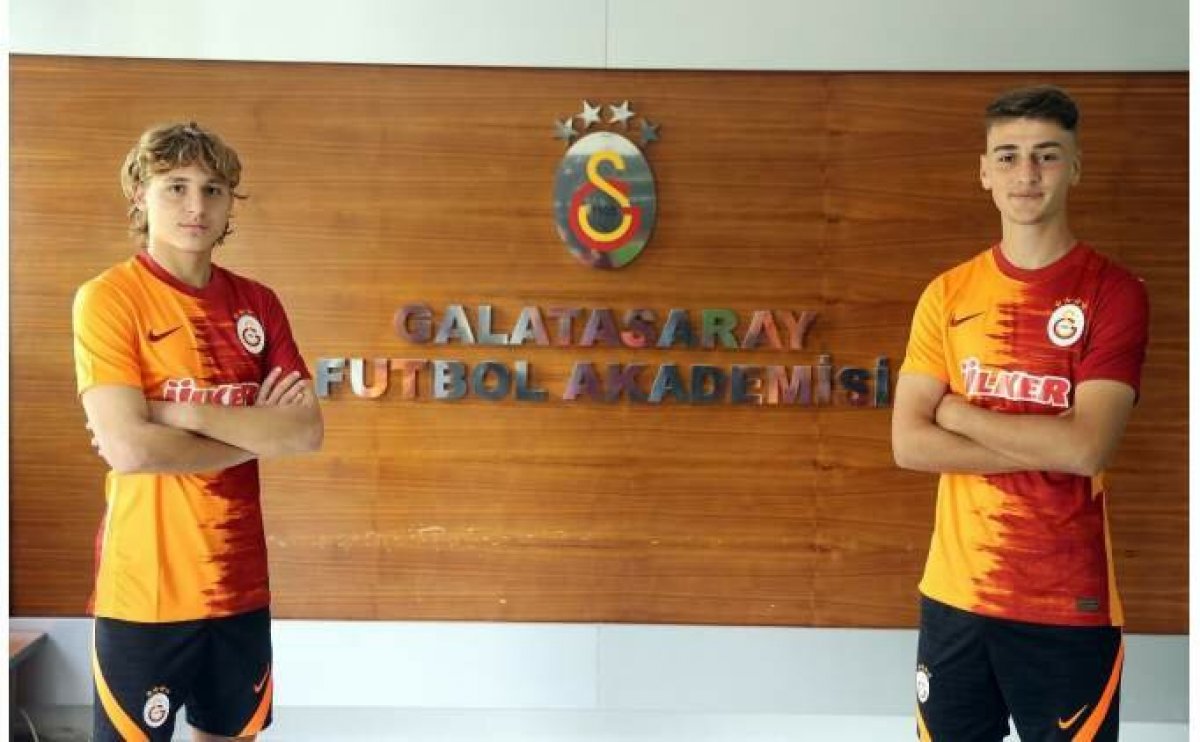 Galatasaray da Hamza Akman ve Yiğit Demir profesyonel oldu #1