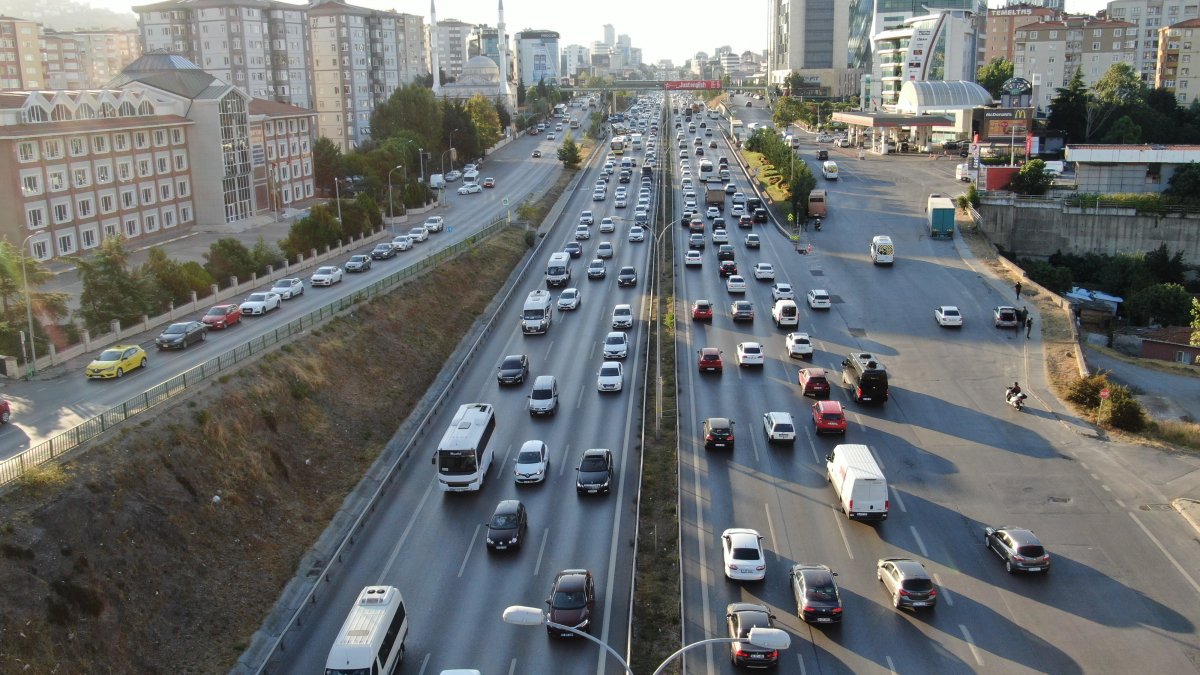 İstanbul un trafik çilesi: İBB ye önlem çağrısı yapıldı #3