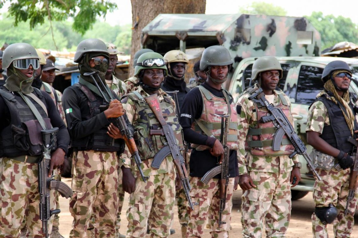 Nijerya da 100 çete üyesi yakalandı #1