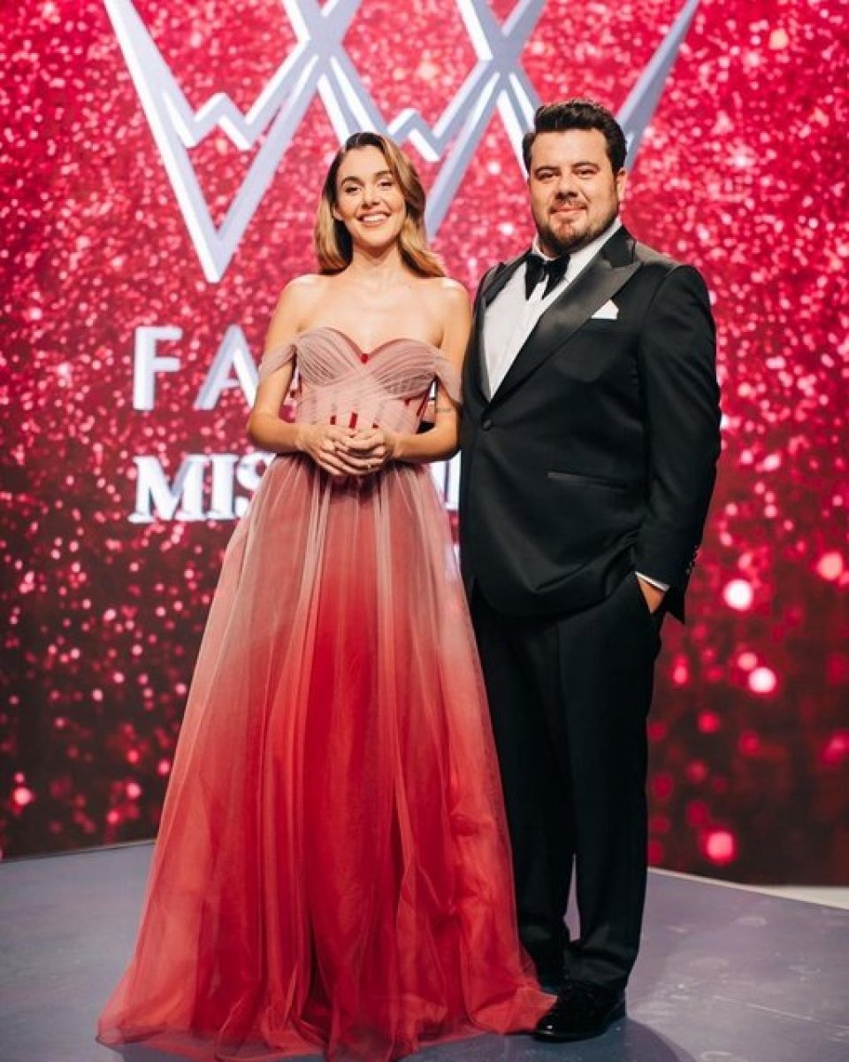 Miss Turkey gecesine Berfu Yenenler in gafı damga vurdu! Eşine söylediği o söz herkesi güldürdü  #3