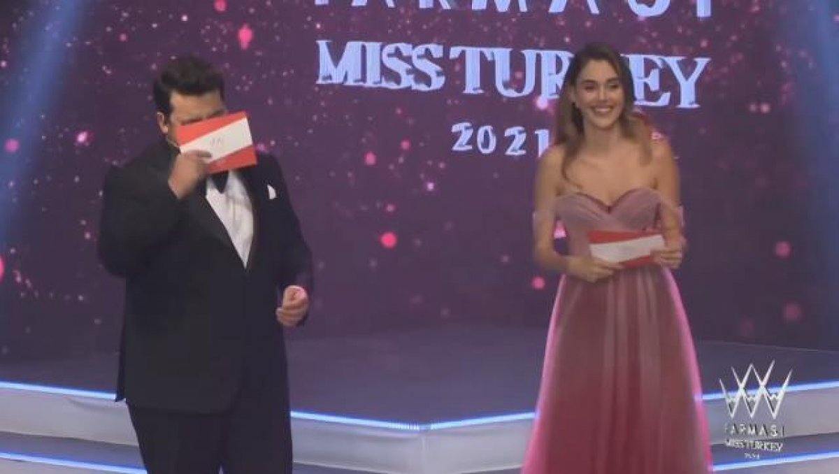 Miss Turkey gecesine Berfu Yenenler in gafı damga vurdu! Eşine söylediği o söz herkesi güldürdü  #1