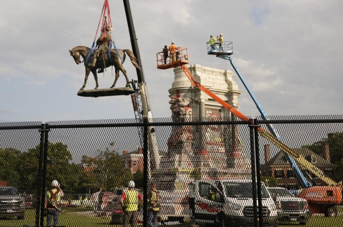 ABD’de Floyd protestolarında hedef alınan bir heykel daha kaldırıldı #7