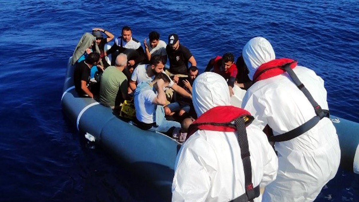 Marmaris'te 50 kaçak göçmen kurtarıldı