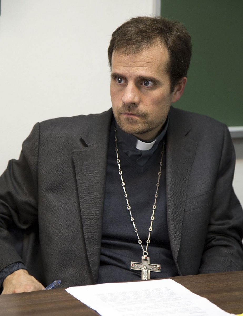 El amor prohibido del obispo español trajo la resignación # 1