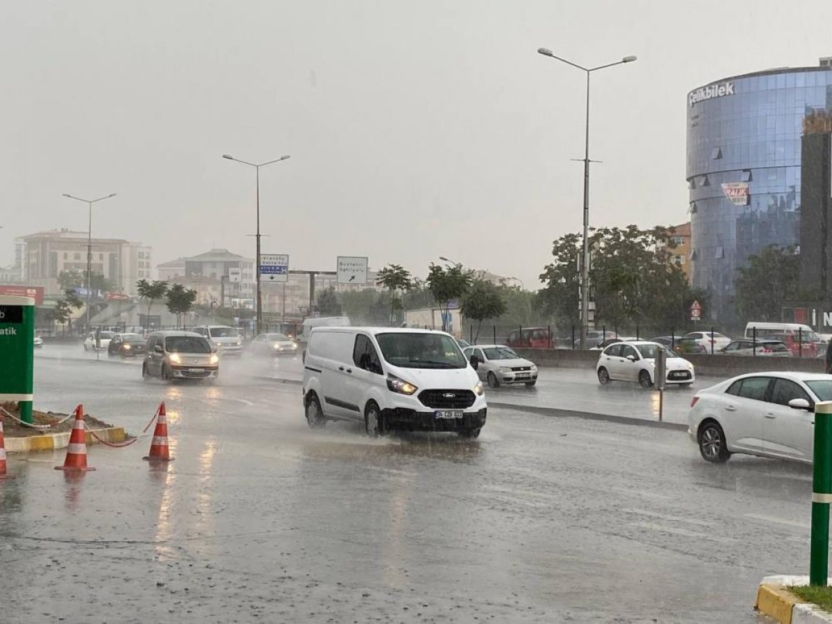İstanbul’da sabah saatlerinde başlayan sağanak yağış, hayatı olumsuz etkiledi #3