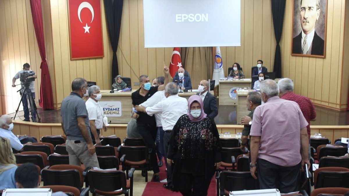 Mersin de belediye meclisinde  heval  gerginliği #3