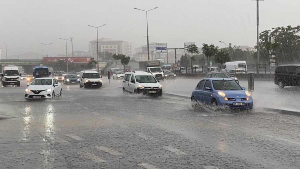 İstanbul’da sabah saatlerinde başlayan sağanak yağış, hayatı olumsuz etkiledi #4