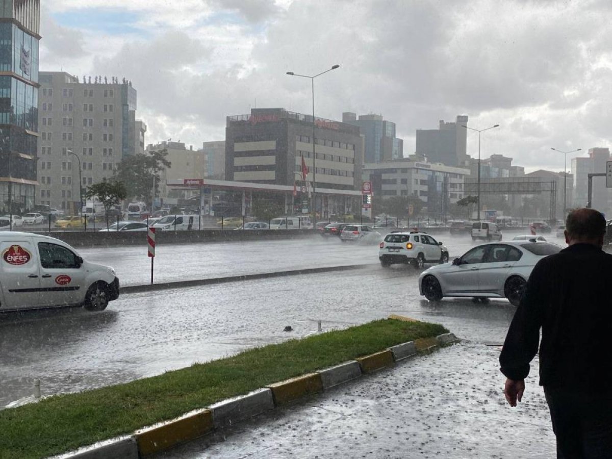 İstanbul’da sabah saatlerinde başlayan sağanak yağış, hayatı olumsuz etkiledi #2