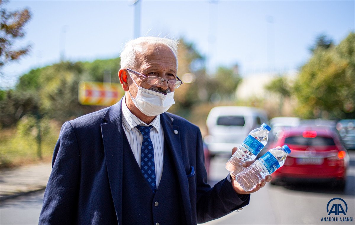 İstanbul da 50 yıldır kravatını çıkarmayan su satıcısı #5
