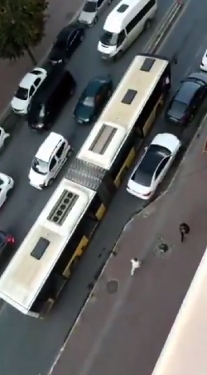 İstanbul Sultangazi de bozulan İETT trafiği kilitledi #1
