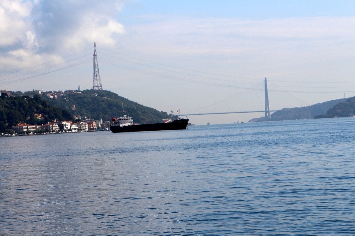 Rusya ya giden kuru yük gemisi İstanbul Boğazı’nda arızalandı #3