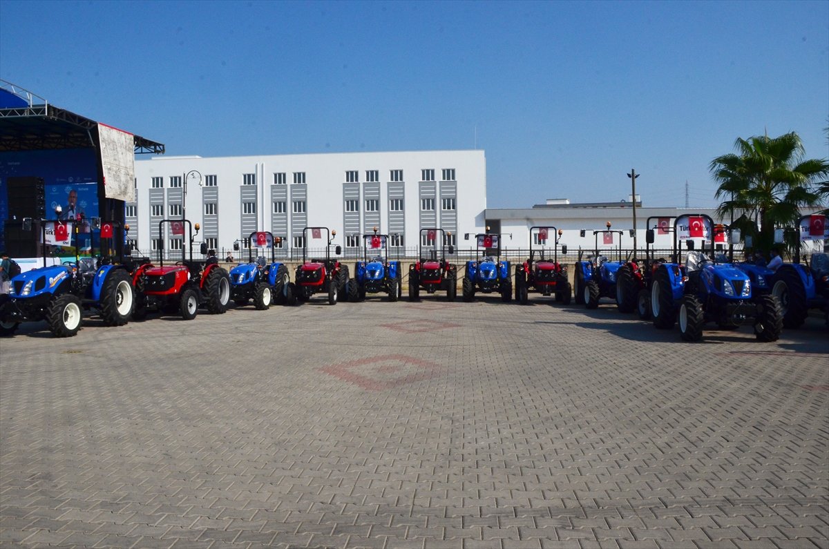 Manavgat taki 16 aileye yeni traktör verildi #6